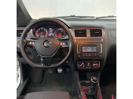 VOLKSWAGEN-FOX-2015