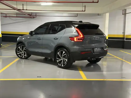 VOLVO-XC40-2021