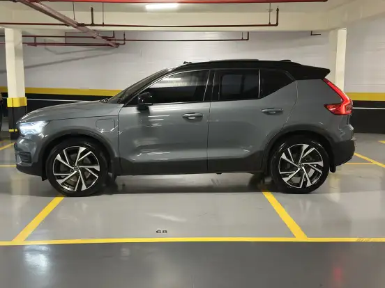VOLVO-XC40-2021