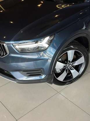 VOLVO-XC40-2021
