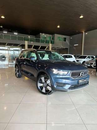 VOLVO-XC40-2021