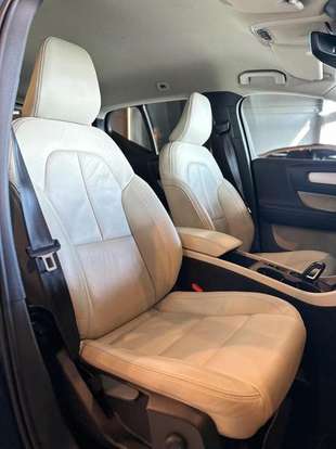 VOLVO-XC40-2021