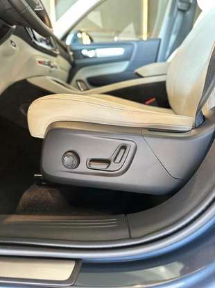 VOLVO-XC40-2021