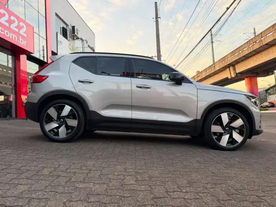 VOLVO-XC40-2023