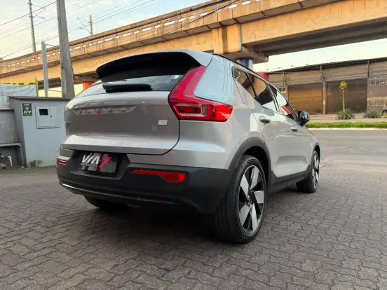 VOLVO-XC40-2023