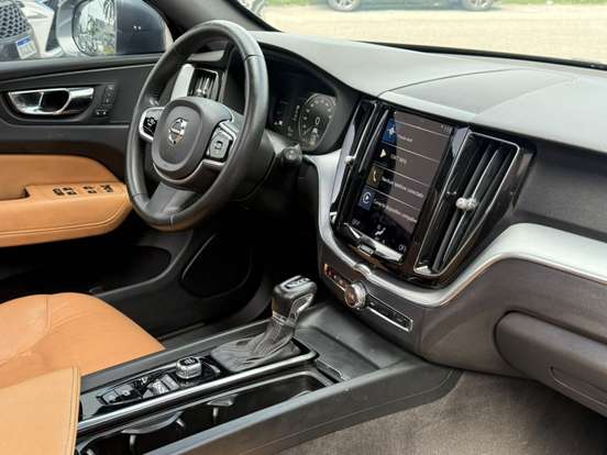 VOLVO-XC60-2.0 T5 GASOLINA MOMENTUM AWD GEARTRONIC VOLVO-XC60-2018