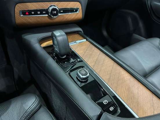 VOLVO-XC90-2022