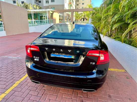 VOLVO-S60-2.0 T5 MOMENTUM 16V TURBO GASOLINA 4P AUTOMÁTICO VOLVO-S60-2015