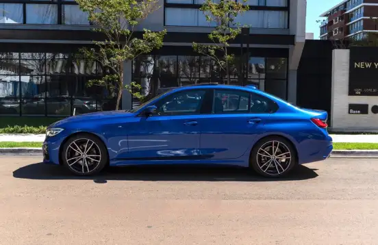 BMW-320i-2021