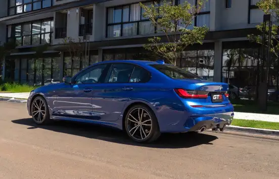 BMW-320i-2021