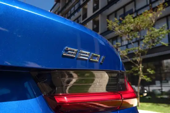 BMW-320i-2021
