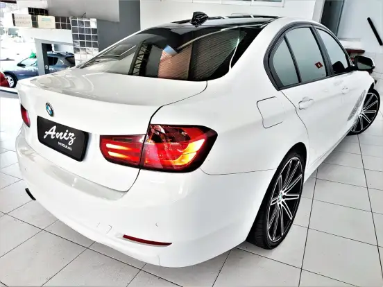 BMW-320i-2012