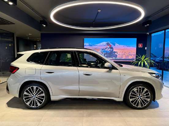 BMW-iX1-2025
