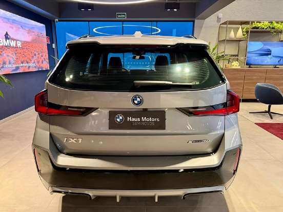 BMW-iX1-2025