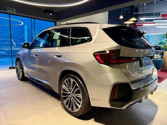 BMW-iX1-2025