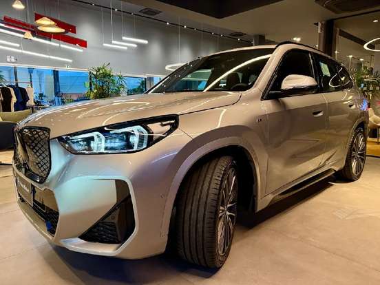 BMW-iX1-2025