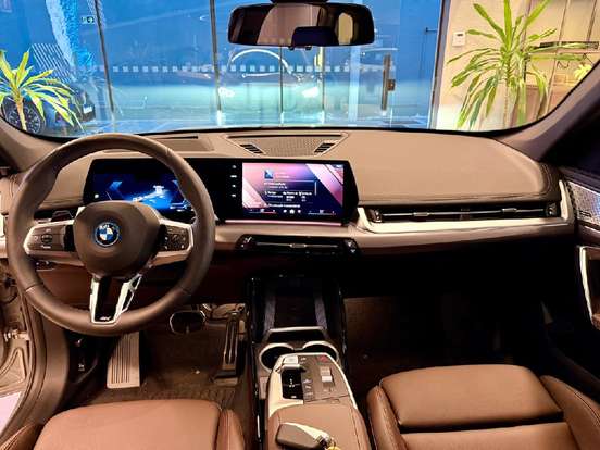 BMW-iX1-2025