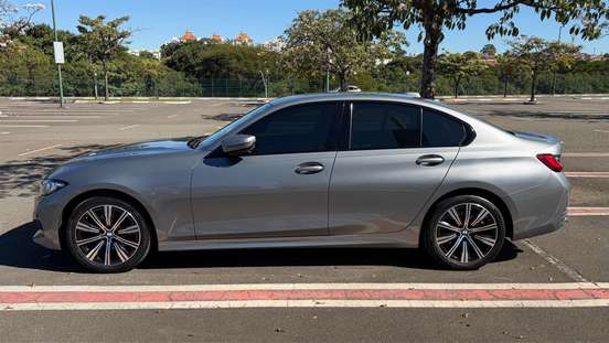 BMW-320i-2022