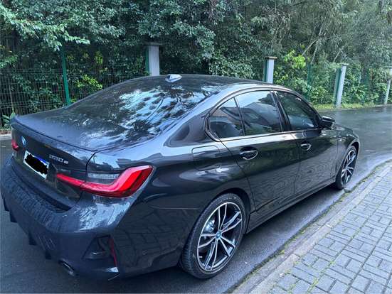 BMW-330e-2024