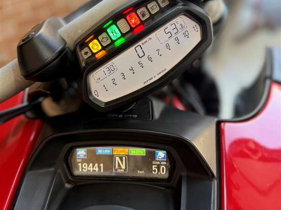DUCATI-DIAVEL CARBON DUCATI-DIAVEL CARBON-2012