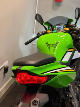 KAWASAKI-NINJA ZX-4R-2025