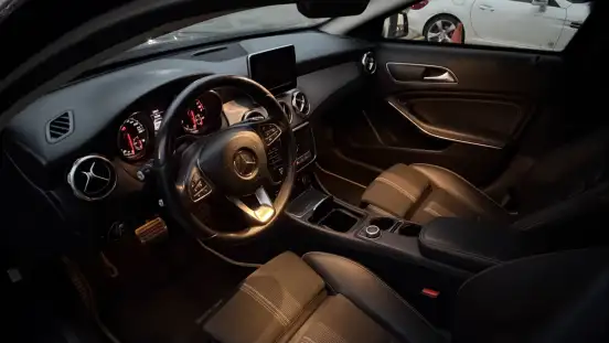 MERCEDES-BENZ-GLA 200-2017
