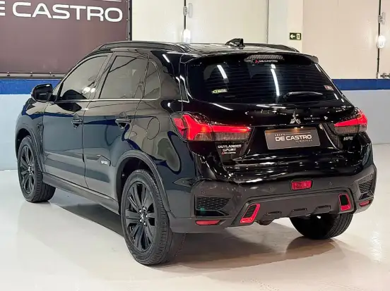 MITSUBISHI-OUTLANDER-2021