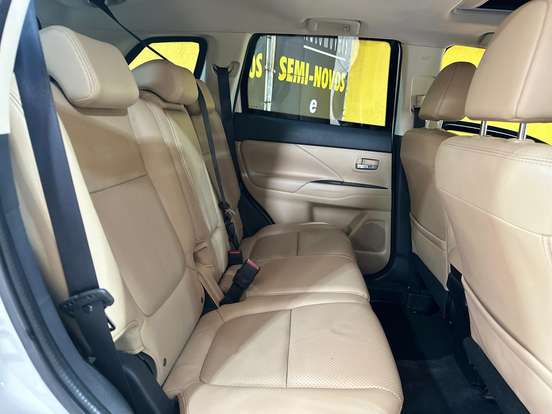 MITSUBISHI-OUTLANDER-3.0 GT 4X4 V6 24V GASOLINA 4P AUTOMÁTICO MITSUBISHI-OUTLANDER-2015