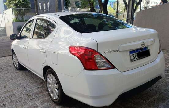 NISSAN-VERSA-2020
