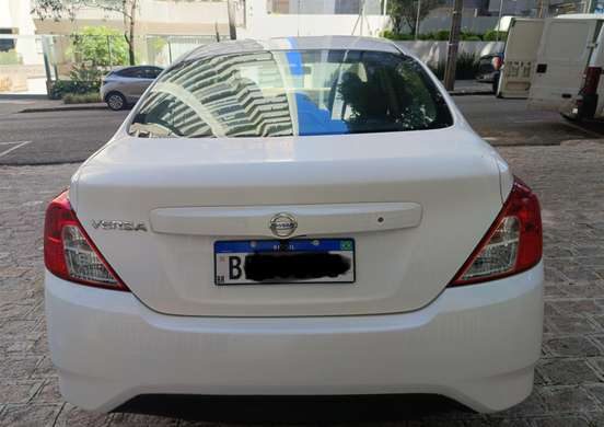 NISSAN-VERSA-2020