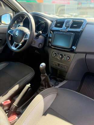 RENAULT-LOGAN-2022