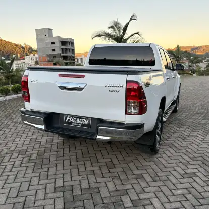 TOYOTA-HILUX-2019