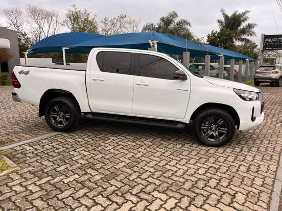 TOYOTA-HILUX-2025