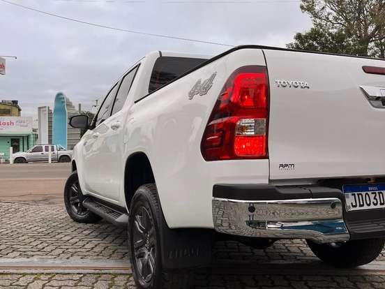 TOYOTA-HILUX-2.8 D-4D TURBO DIESEL CD SR 4X4 AUTOMÁTICO TOYOTA-HILUX-2025