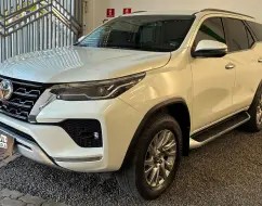 TOYOTA HILUX SW4 2.8 D-4D TURBO DIESEL SRX 7L 4X4 AUTOMÁTICO TOYOTA HILUX SW4 2.8 D-4D TURBO DIESEL SRX 7L 4X4 AUTOMÁTICO