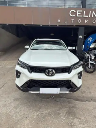 TOYOTA HILUX SW4 2.8 D-4D TURBO DIESEL SRX PLATINUM 7L 4X4 AUTOMÁTICO TOYOTA HILUX SW4 2.8 D-4D TURBO DIESEL SRX PLATINUM 7L 4X4 AUTOMÁTICO