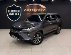 TOYOTA HILUX SW4 2.8 D-4D TURBO DIESEL SRX PLATINUM 7L 4X4 AUTOMÁTICO TOYOTA HILUX SW4 2.8 D-4D TURBO DIESEL SRX PLATINUM 7L 4X4 AUTOMÁTICO