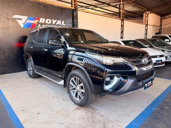 TOYOTA HILUX SW4 2.8 SRX 4X4 7 LUGARES 16V TURBO INTERCOOLER DIESEL 4P AUTOMÁTICO