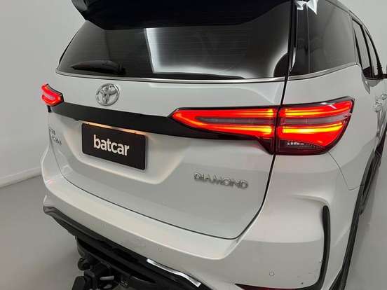 TOYOTA-HILUX SW4-2023