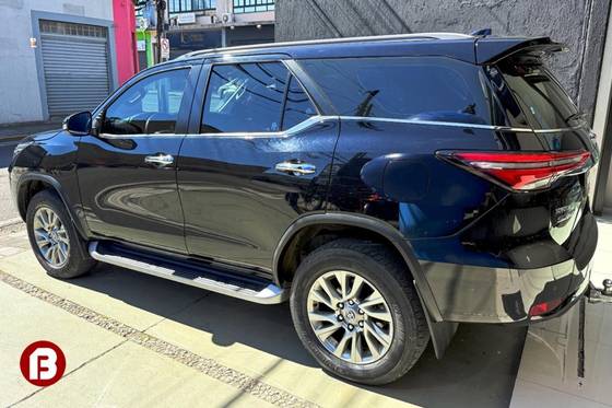 TOYOTA HILUX SW4 2.8 D-4D TURBO DIESEL SRX 4X4 AUTOMÁTICO