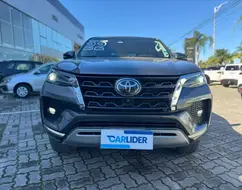 TOYOTA HILUX SW4 2.8 D-4D TURBO DIESEL SRX 7L 4X4 AUTOMÁTICO TOYOTA HILUX SW4 2.8 D-4D TURBO DIESEL SRX 7L 4X4 AUTOMÁTICO