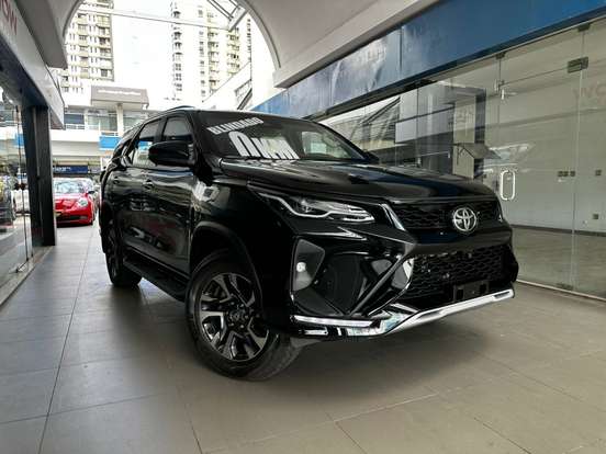 TOYOTA-HILUX SW4-2.8 D-4D TURBO DIESEL SRX PLATINUM 7L 4X4 AUTOMÁTICO TOYOTA-HILUX SW4-2025