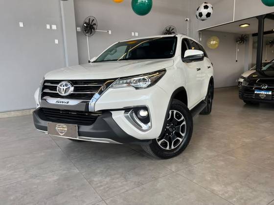 TOYOTA HILUX SW4 2.8 SRX 4X4 7 LUGARES 16V TURBO INTERCOOLER DIESEL 4P AUTOMÁTICO