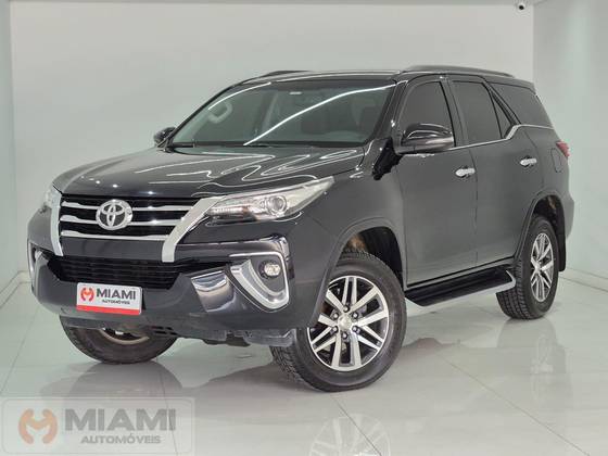 TOYOTA HILUX SW4 2.8 SRX 4X4 7 LUGARES 16V TURBO INTERCOOLER DIESEL 4P AUTOMÁTICO