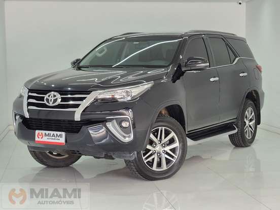 TOYOTA-HILUX SW4-2.8 SRX 4X4 7 LUGARES 16V TURBO INTERCOOLER DIESEL 4P AUTOMÁTICO TOYOTA-HILUX SW4-2017
