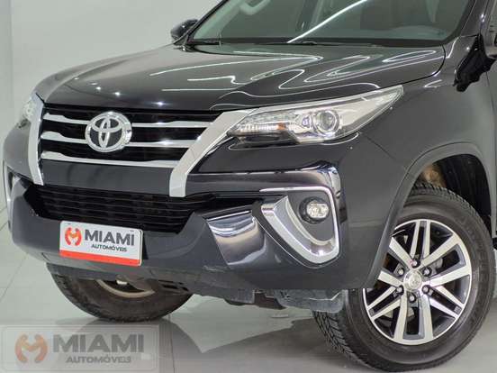 TOYOTA-HILUX SW4-2.8 SRX 4X4 7 LUGARES 16V TURBO INTERCOOLER DIESEL 4P AUTOMÁTICO TOYOTA-HILUX SW4-2017