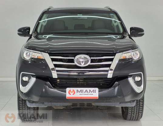 TOYOTA-HILUX SW4-2.8 SRX 4X4 7 LUGARES 16V TURBO INTERCOOLER DIESEL 4P AUTOMÁTICO TOYOTA-HILUX SW4-2017