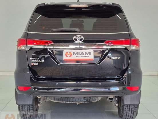 TOYOTA-HILUX SW4-2.8 SRX 4X4 7 LUGARES 16V TURBO INTERCOOLER DIESEL 4P AUTOMÁTICO TOYOTA-HILUX SW4-2017