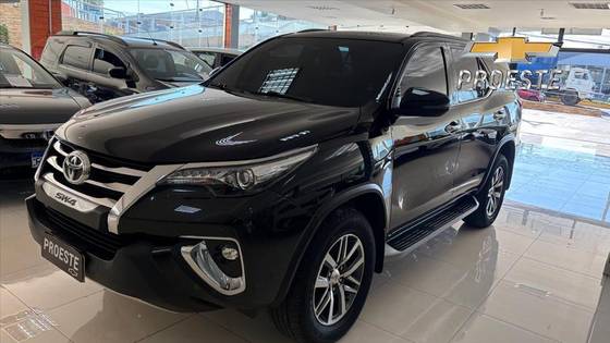 TOYOTA HILUX SW4 2.8 SRX 4X4 7 LUGARES 16V TURBO INTERCOOLER DIESEL 4P AUTOMÁTICO