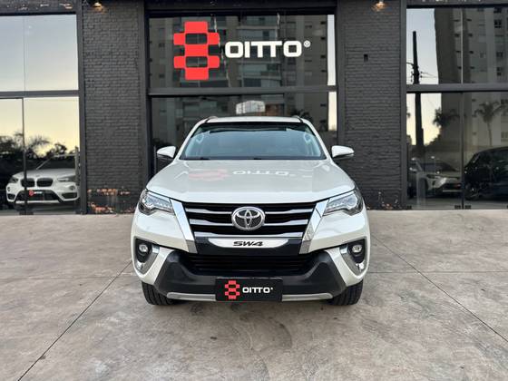 TOYOTA HILUX SW4 2.8 SRX DIAMOND 4X4 7 LUGARES 16V TURBO INTERCOOLER DIESEL 4P AUTOMÁTICO